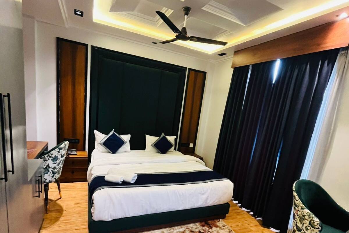 Deluxe Double Room | Laptop workspace, free WiFi