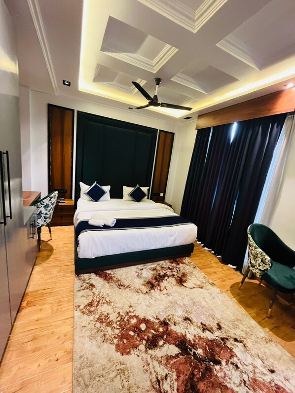 Deluxe Double Room | Laptop workspace, free WiFi