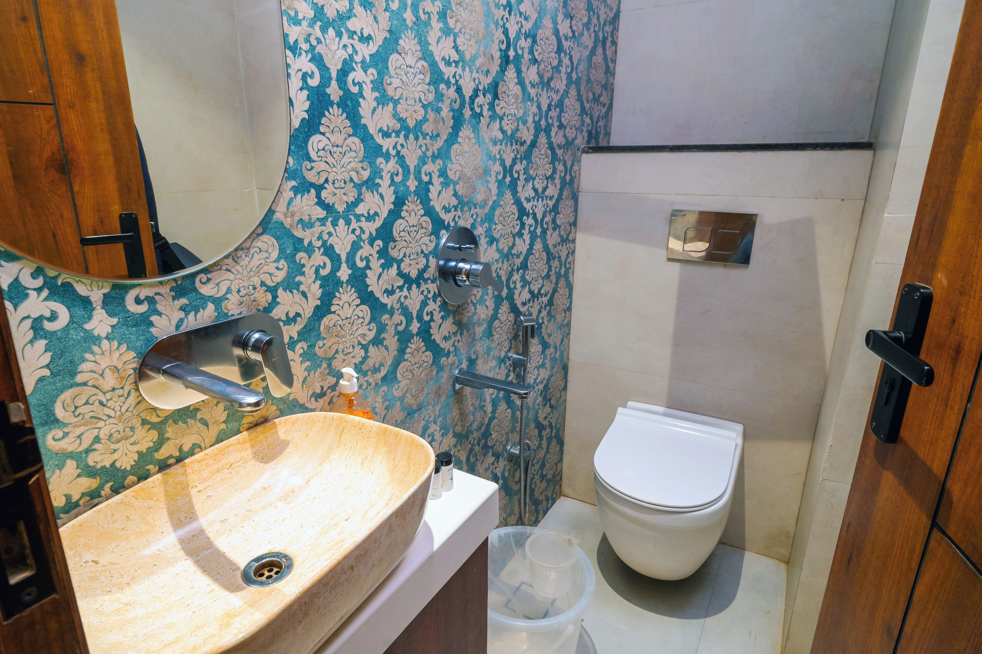 Een badkamer met een houten wastafelmeubel, een wastafel, een toilet en een douchehoek.