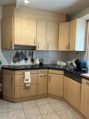 مكان نوم مشترك - غرفة نوم واحدة - بشرفة | المنشأة من الداخل