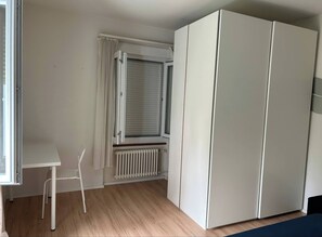 مكان نوم مشترك - غرفة نوم واحدة - بشرفة | المنشأة من الداخل