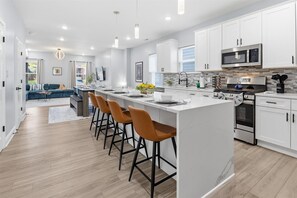 Fridge, microwave, oven, stovetop - Family 4BR Retreat with Games and Fun for ALL (Indianapolis)