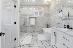 Shower, hair dryer, towels, shampoo - Family 4BR Retreat with Games and Fun for ALL (Indianapolis)