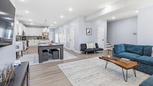 Eine moderne Wohnung mit Küche, Essbereich und Wohnzimmer.