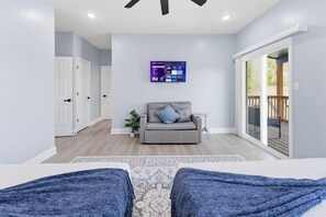 4 bedrooms, desk, iron/ironing board, WiFi - Family 4BR Retreat with Games and Fun for ALL (Indianapolis)