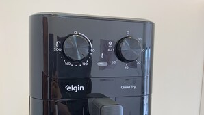 Ein schwarzes Elgin Quad Fry Gerät mit zwei Reglern und einer Bedienblende.