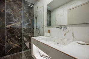 Douche, sèche-cheveux, serviettes fournies, savon