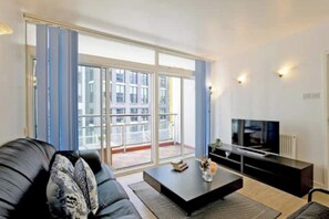Living area - Modern West End Hideaway with Balcony — Steps from Tottenham Court Road Station (London)