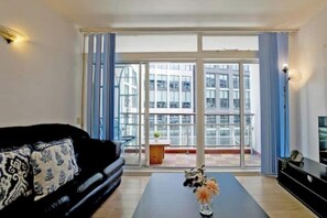 Living area - Modern West End Hideaway with Balcony — Steps from Tottenham Court Road Station (London)