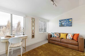 TV, offices - The Golden Key Henley Beach (Henley Beach)