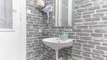 Perushuoneisto | Kylpyhuone | Suihku, ilmaiset hygieniatuotteet, hiustenkuivaaja, pyyhkeet