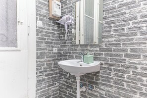 Basic-Apartment | Badezimmer | Dusche, kostenlose Toilettenartikel, Haartrockner, Handtücher