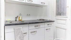 ベーシック アパートメント | 専用キッチン | 小型冷蔵庫、電子レンジ、コンロ、調理器具と食器
