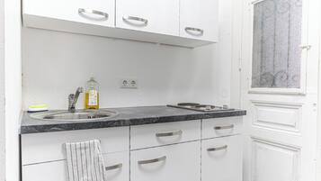 Perushuoneisto | Yksityinen keittiö | Minijääkaappi, mikroaaltouuni, liesi