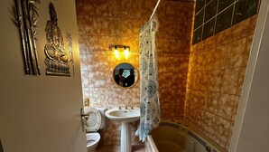 A bathroom with a bathtub, a sink, and a toilet. - Hotel Grünewald chs (Hannover)