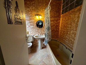 Standard Triple Room, Garden View | Bathroom