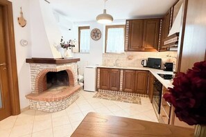 Fridge, microwave, oven, stovetop - Camaiore - Cozy Home Between Alps and Sea for Families and Groups (Camaiore)