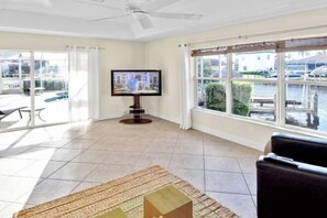 Room - Lupita, boat lift, dock, heated south facing pool (Cape Coral)