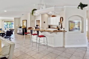 Room - Lupita, boat lift, dock, heated south facing pool (Cape Coral)