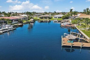 Room - Lupita, boat lift, dock, heated south facing pool (Cape Coral)