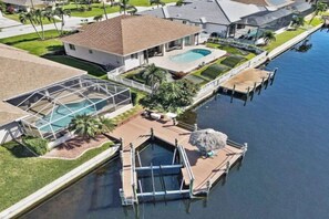 Room - Lupita, boat lift, dock, heated south facing pool (Cape Coral)