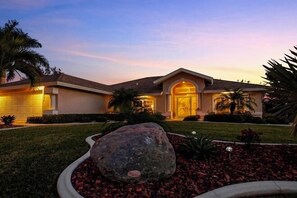 Garden - Lupita, boat lift, dock, heated south facing pool (Cape Coral)