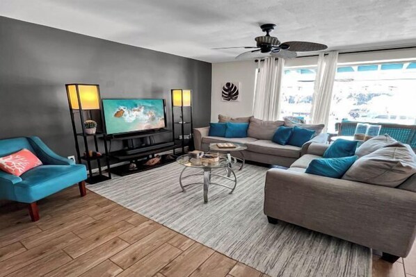 Room - Coral Sunshine - large south terrace with pool/spa (Cape Coral)