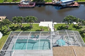 Une piscine sur le toit offrant une vue sur une rivière et des palmiers.