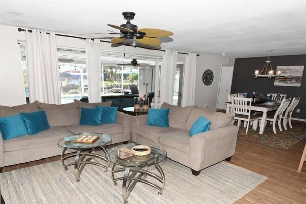 Room - Coral Sunshine - large south terrace with pool/spa (Cape Coral)