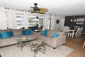 Room - Coral Sunshine - large south terrace with pool/spa (Cape Coral)