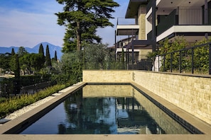 Seasonal outdoor pool, sun loungers - SalvatoreHomes - Torri del Benaco (Torri del Benaco)