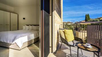 Lyxlägenhet - sjöutsikt | Värdeförvaringsskåp på rummet, skrivbord och arbetsyta för laptop