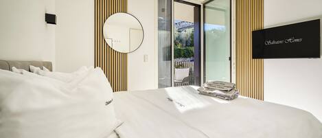 ลักซ์ชัวรี่คอนโด, วิวทะเลสาบ | ตู้นิรภัยในห้องพัก, โต๊ะทำงาน, พื้นที่ทำงานแบบใช้แล็ปท็อป, ผ้าม่านกันแสง