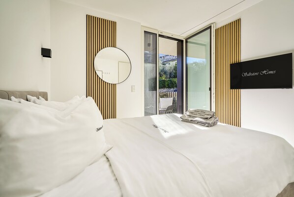 Luxury Condo, Lake View | In-room safe, desk, laptop workspace, blackout drapes