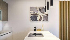 Cozinha moderna com bancada branca, torneira preta e design minimalista.