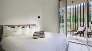 Luxury Condo, Lake View | Peti besi dalam bilik, meja, ruang kerja komputer riba