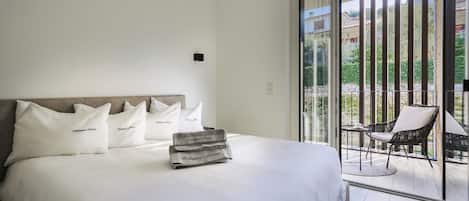 Luxury Condo, Lake View | In-room safe, desk, laptop workspace, blackout drapes