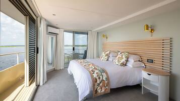 Luxury Suite | In-room safe, blackout drapes