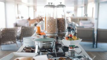 Café da manhã com buffet grátis todos os dias