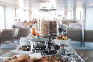 Buffet déjeuner gratuit tous les jours