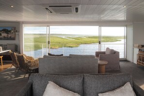 Living area - Zambezi Queen by Mantis  (Kasika)