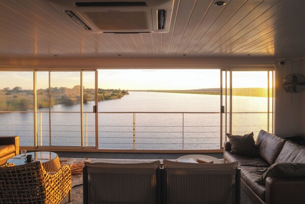 Living area - Zambezi Queen by Mantis (Kasika)