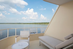 Luxury Suite | In-room safe, blackout drapes - Zambezi Queen by Mantis  (Kasika)