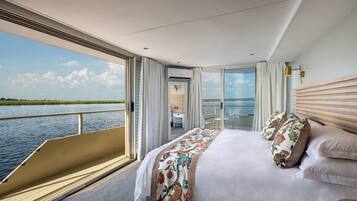 Luxury Suite | In-room safe, blackout drapes