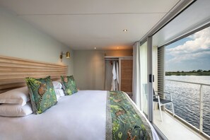 In-room safe, blackout drapes - Zambezi Queen by Mantis  (Kasika)