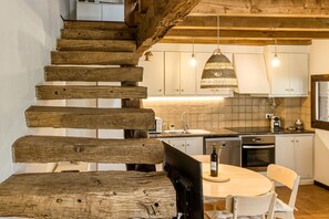 Fridge, microwave, oven, stovetop - El Graner & El Niu – Two Homes Forming a Shared Space for Group Enjoyment (Montagut)