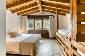 5 bedrooms, WiFi, bed sheets - El Graner & El Niu – Two Homes Forming a Shared Space for Group Enjoyment (Montagut)