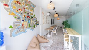 Un intérieur moderne agrémenté d’une carte murale, de tables rondes et de sièges confortables.