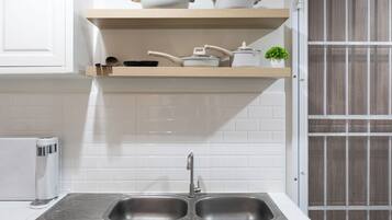 Nevera en la zona común, microondas y placa de cocina