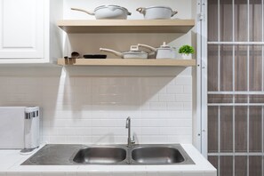 Shared fridge, microwave, stovetop, cookware/dishes/utensils